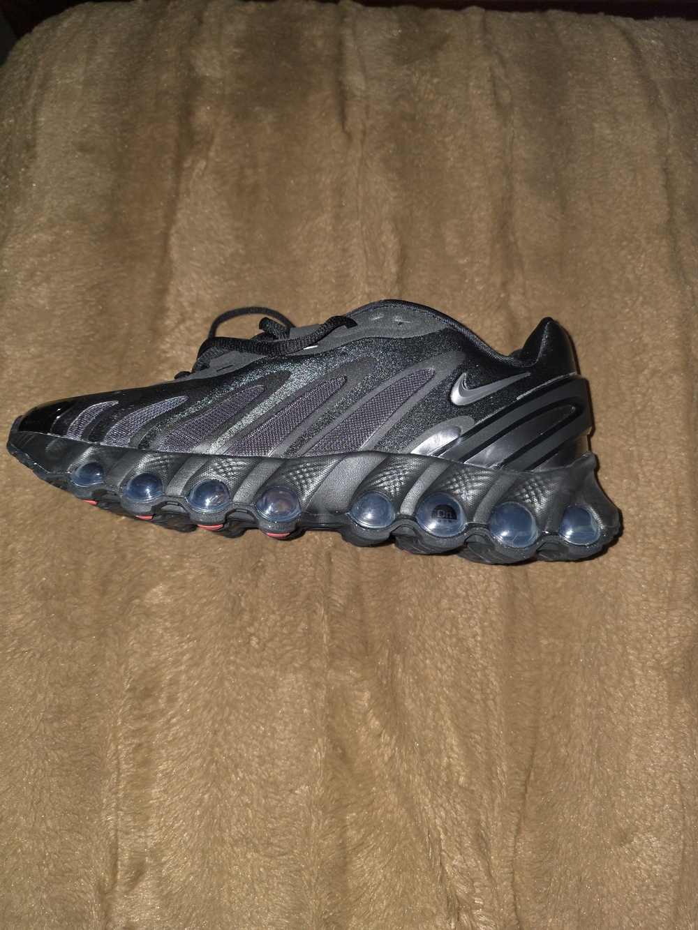 Nike Men’s Black Running Sneakers with Visible Air Pods